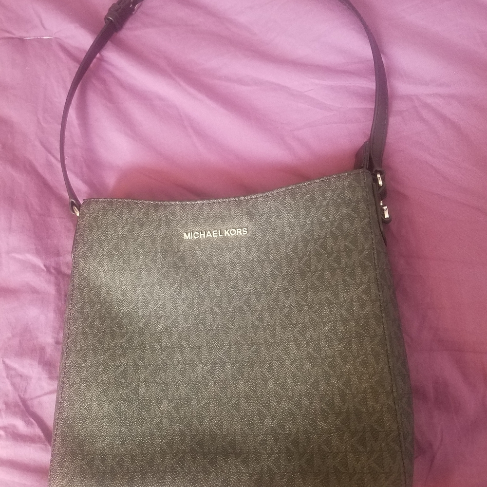 Michael Kors Jet Set messenger bag